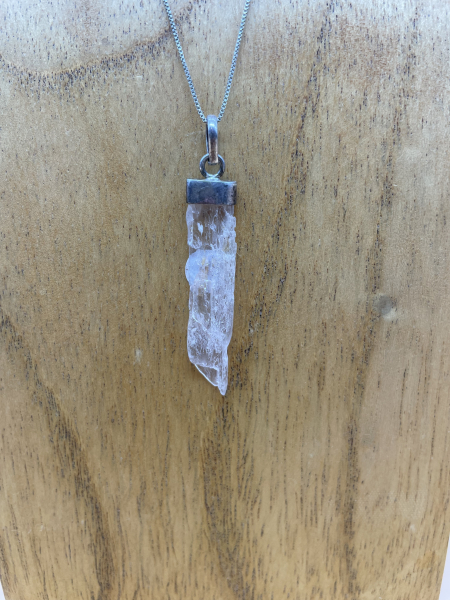 Spodumen-Kristall mit Silberfassung